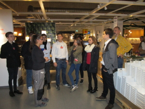 Beim Betriebsrundgang durch die Einkaufshalle von IKEA