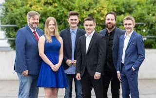 (von links nach rechts) Schulleiter Herr Umbach, Anna Schießer, Niclas Eibelshäuser, Dominic Kempf, Klassenleiter Herr Jungwirth und Nils Helmtag