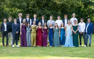 Namen der Schüler mit Ort (alphabetisch): Klassenleiter Herr Scherer und Schulleiter Herr Umbach. Alzenau: Emily Gunkel, Philipp Nevinny-Stickel; Geiselbach: Mara Jahn; Großkrotzenburg: Julian Klein, Kayla Weih; Großostheim: Laureen Unruh; Gründau: Fynn Deichsel; Hanau: Danijel Coric; Karlstein: Hanna Grammig, Lara Grammig, Marie Grammig, Luisa Henkelmann, Natalia Kuklidou; Kleinostheim: Laura Zahn; Langen: Niklas Umbach; Mainaschaff: Luca-Noel Brückner, Raphael Fischlein; Neuberg: Marlon Kleffmann; Nidderau: Vincent Hardt; Offenbach: Johann Reichenbach; Rodenbach: Justus Fleiner; Waldaschaff: Lennox Brandl.