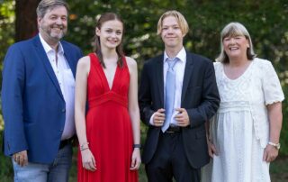 (von links nach rechts): Schulleiter Herr Umbach, Vanessa Mika, Thies Lorenz und Klassenleiterin Frau Duske-Scholl (nicht auf dem Bild Emlia Wittke)